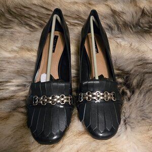 Tahari navy blue pumps